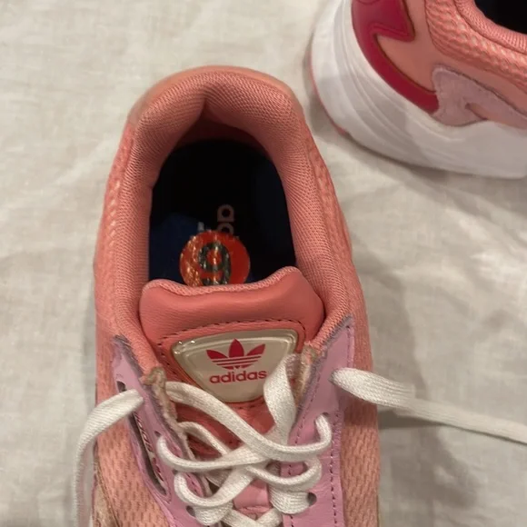 Woman’s Adidas Torsion sneakers - Picture 3 of 4